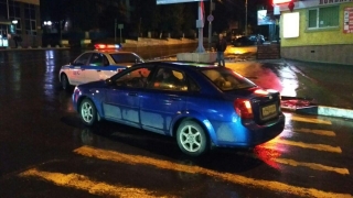 В Саратове автомобиль сбил молодую пару на пешеходном переходе