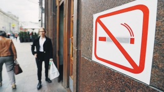 Курильщиков хотят отодвинуть от подъездов