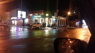 В центре Саратова "четырнадцатая" въехала в стену "Золота"