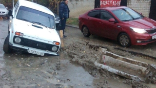 Саратовцы собирают фотохронику из жизни дорожных ям на Черниговской