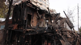 Жители Волжского района призвали чиновников разобрать сгоревший дом