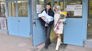 Государство подарит каждому новорожденному подгузники и погремушки