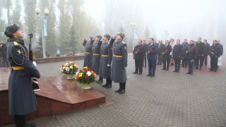 Гости из Белоруссии возложили цветы к мемориалу "Журавли" в Парке Победы