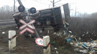 На переезде в Расловке столкнулись поезд и "Камаз"