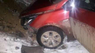 В съехавшей в кювет иномарке пострадали водитель и пассажирка