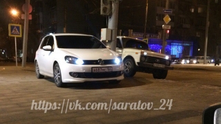 Саратовский водитель припарковал иномарку на бульваре по улице Рахова