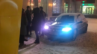 Очевидец: автохам припарковал машину у "Макдоналдса" на проспекте Кирова