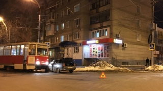 ДТП с трамваем и "десяткой" затормозило движение в центре Саратова