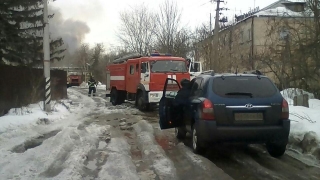 Пожарные оцепили территорию элеватора на Пензенской