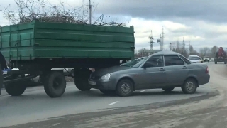 В Балакове водитель без прав разбил "Приору" о прицеп трактора