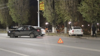 "Гранта" и "Приора" не поделили дорогу на Ново-Астраханском шоссе. Есть пострадавшие