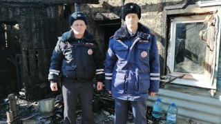 Саратовские полицейские вынесли из горящего дома женщину и ее пятилетнюю дочь