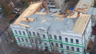 Саратовцы бьют тревогу из-за опасного ремонта поликлиники на Вольской