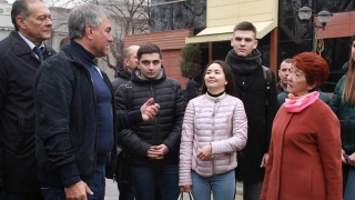 Вячеслав Володин прогуливается по проспекту Кирова
