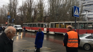 В центре Саратова из-за залома пантографа стоят трамваи и троллейбусы
