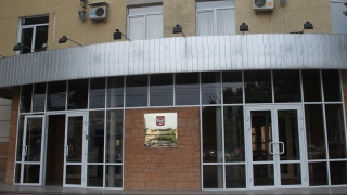 Двое саратовских рецидивистов ограбили женщину в подъезде