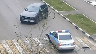 В центре Саратова не поделили дорогу полицейская "Приора" и "Мазда"
