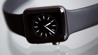 У саратовского студента из припаркованной иномарки украли часы Apple