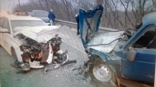 В ДТП под Балаковом пострадали водители такси и "Нивы"