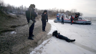 Под Энгельсом спасатели достали тело вмерзшего в Волгу мужчины