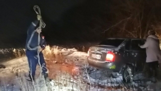 Водитель "Калины" застряла в ночном поле под Энгельсом
