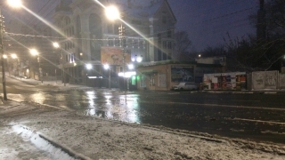 Улицу Радищева в Саратове заливает водой