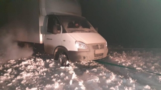 Спасатели эвакуировали водителя "Газели" с полевой дороги