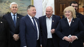 Депутаты областной думы наградили саратовских журналистов