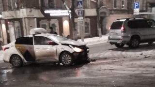 В центре Саратова пострадали пассажиры такси – женщина и 3-летний ребенок