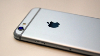На Омской молодой грабитель отнял у восьмиклассника iPhone