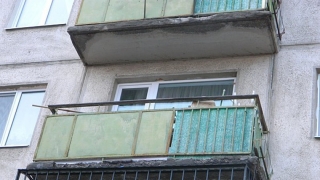 В Балакове 82-летняя бабушка по веревкам пыталась спуститься с балкона