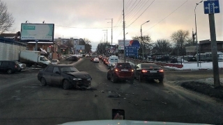 Столкнувшиеся на Соколовой иномарки стали причиной заторов