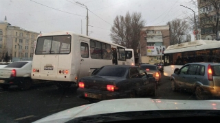 Движение по Шехурдина парализовано из-за ДТП с автобусами