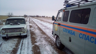 В алгайской степи застряла сломанная "копейка". Водителя эвакуировали