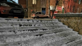 Жители Юбилейного просят почистить обледеневшие лестницы