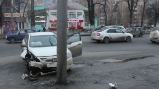 Четыре человека пострадали при "встрече" иномарки со столбом