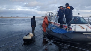На Волге растаял лед. Саратовские рыбаки не смогли вернуться на берег