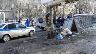 На Лунной водитель перевернул свою "Приору"
