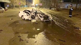 В Энгельсе пьяный водитель вдребезги разбил "Гранту" о столб