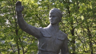 Горожане просят перенести в Саратов энгельсский памятник Марине Расковой