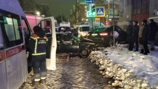 Перекресток в центре Саратова не поделили два автомобиля