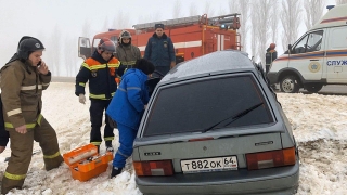 На выезде из Саратова "ВАЗ" врезался в "буханку". Есть пострадавшие