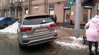 Автохам на "Соренто" заблокировал пешеходный переход в центре Саратова