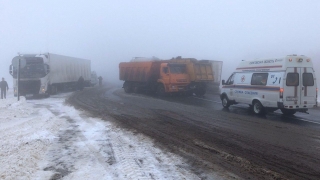 Под Саратовом фура протаранила три большегруза