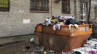 Жители дома в центре Саратова просят вывезти мусор