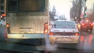Саратовцы спорят о виновности водителей после встречи автобуса и "десятки"