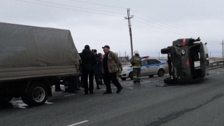 На трассе под Татищевом перевернулась машина военной медпомощи