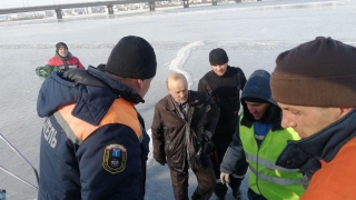 Пожилой лыжник шел по Волге на дачу и провалился под лед