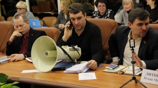 Шум и ярость в облдуме. Коммунисты и Алексей Антонов обменялись обвинениями
