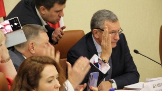 Депутаты поддержали новый регламент под звуки сирен и крики из мегафона